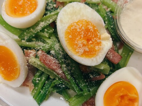 栄養満点！小松菜とベーコンと卵のシーザーサラダ